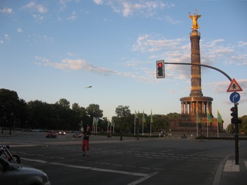 Siegessäule and Juggler